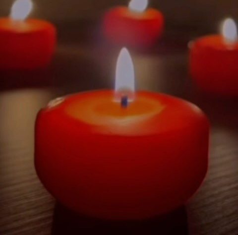 Velas vermelhas acesas